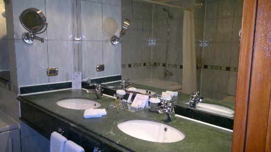 royal-wing-room-bathroom